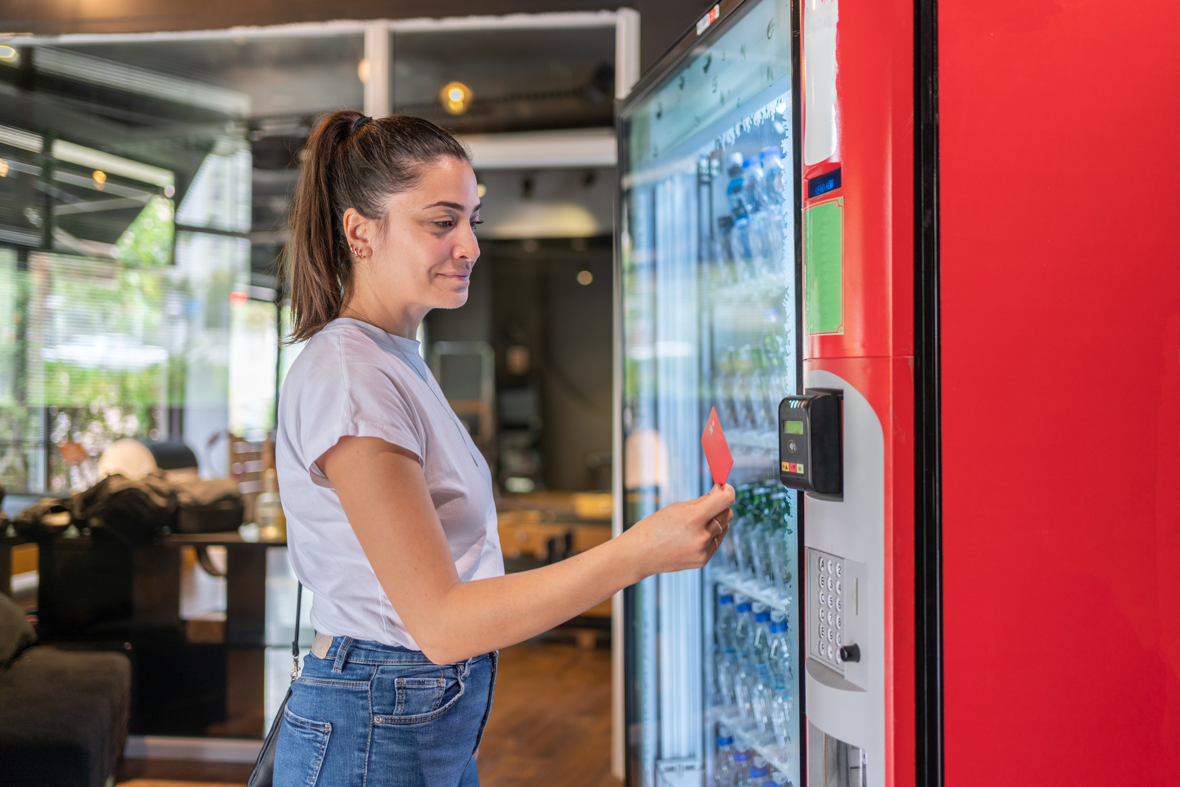 Kundin an einem Schleret Automaten im Allgäu